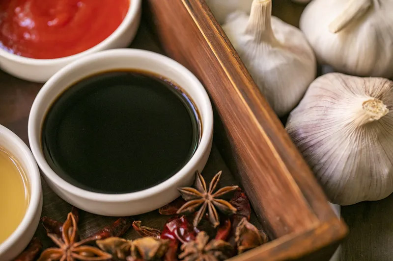 酱油的选择：从种类、国家标准到健康选择的全面指南