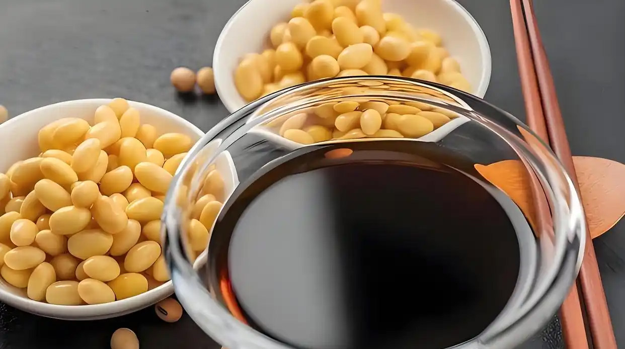 酱油是什么做的？美食秘诀大揭秘：常见原料与酿造门道全揭晓！