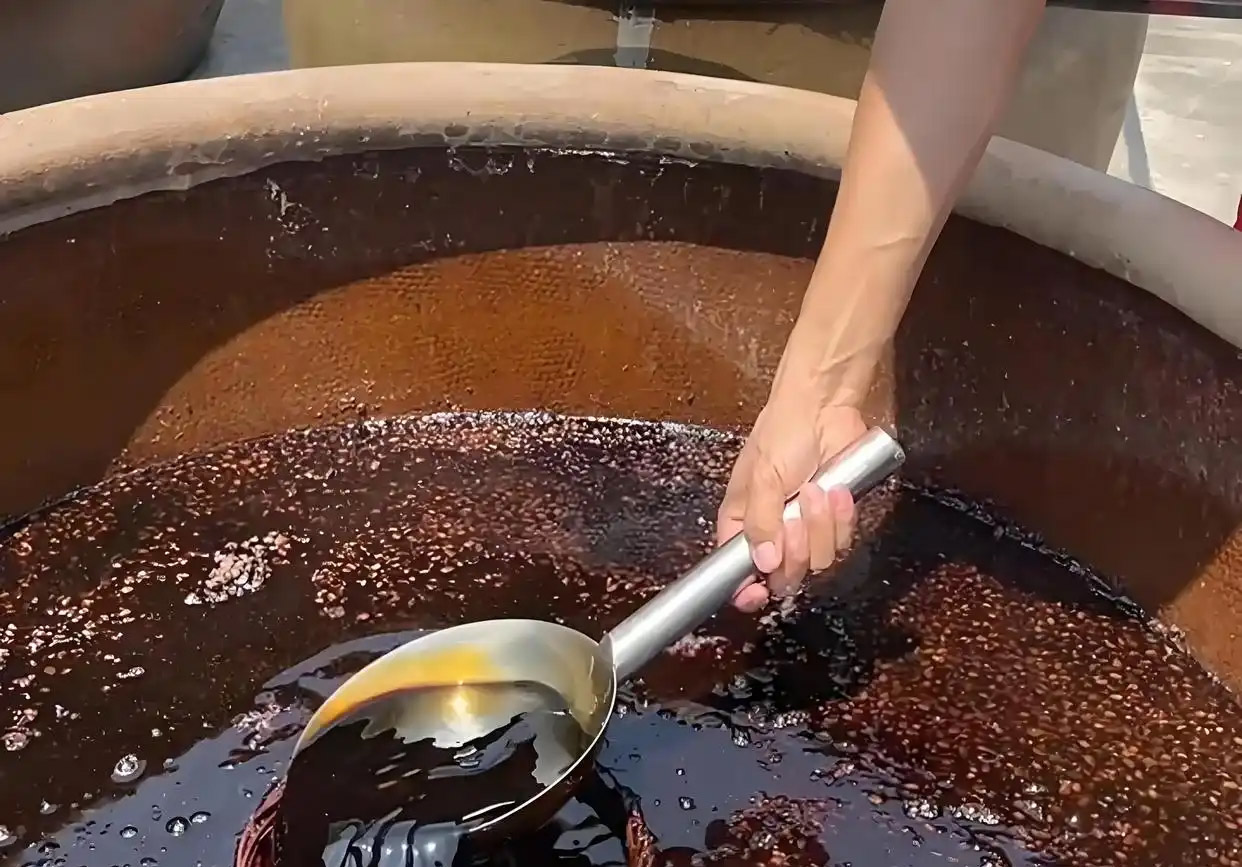 酱油是什么做的？美食秘诀大揭秘：常见原料与酿造门道全揭晓！