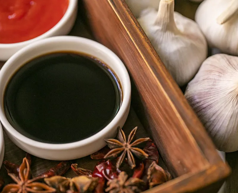 酱油的选择：从种类、国家标准到健康选择的全面指南